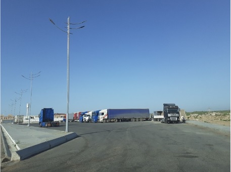 写真　トラック待機場〔ウズベキスタン・アリャト（2020年5月）、ジェトロ撮影〕