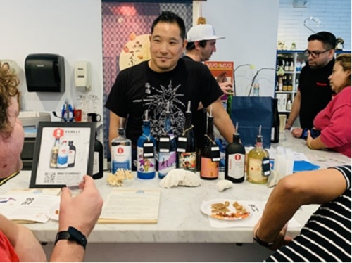 写真　Sake Secretで顧客に焼酎をレクチャー。左から2人目がNankai GroupのPaul Nakayama氏（ジェトロ撮影）