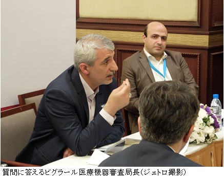 写真　質問に答えるビグラール医療機器審査局長（ジェトロ撮影）