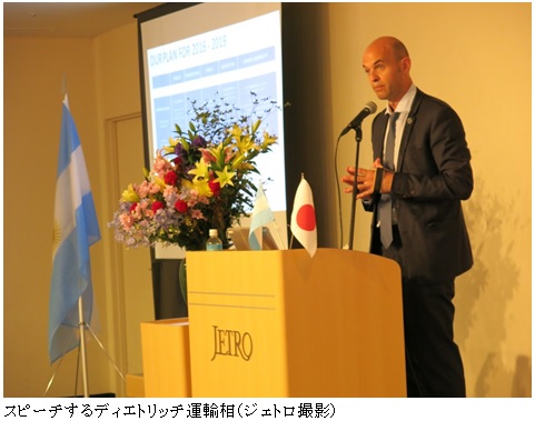 スピーチするディエトリッチ運輸相（ジェトロ撮影）