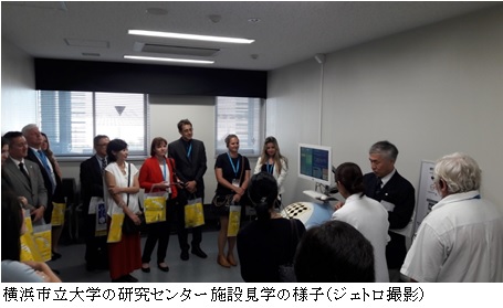  写真　横浜市立大学の研究センター施設見学の様子（ジェトロ撮影）