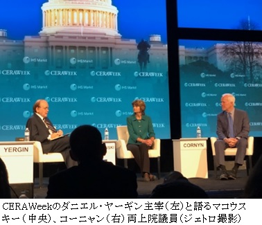 写真　CERAWeekのダニエル・ヤーギン主宰（左）と語るマコウスキー（中央）、コーニャン（右）両上院議員（ジェトロ撮影）