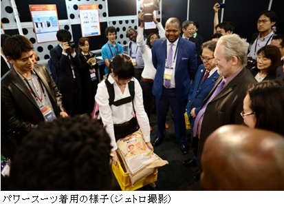 写真　パワースーツ着用の様子（ジェトロ撮影）