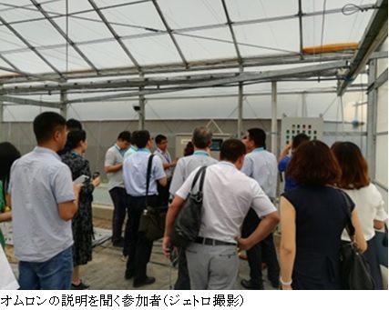 写真　オムロンの説明を聞く参加者（ジェトロ撮影）