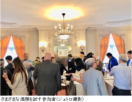 写真　さまざまな酒類を試す参加者（ジェトロ撮影）