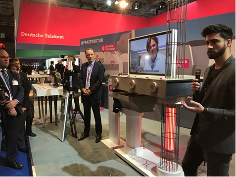 写真　ドイツ通信大手企業は、橋や滑走路など公共インフラのメンテナンスシステムを展示（ジェトロ撮影）