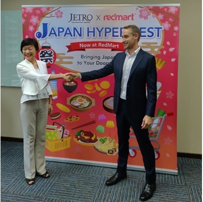 写真　記者会見で握手するジェトロ・シンガポール事務所の石井淳子所長（左）とレッドマートのロジャー・イーガンCEO（ジェトロ撮影）