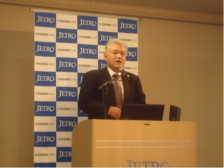 写真　講演する畠山一成所長（ジェトロ撮影）