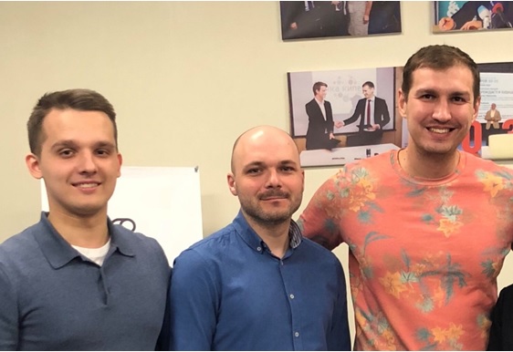 写真　テクノパーク・ルースキーの幹部（右からボロビコフCEO、アレクサンドル・サンドミロフ副代表、プラトン・ジデンコ・プロジェクトマネジャー）（ジェトロ撮影）