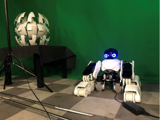写真　入居企業Robotが開発するロボット「adam」（ジェトロ撮影）