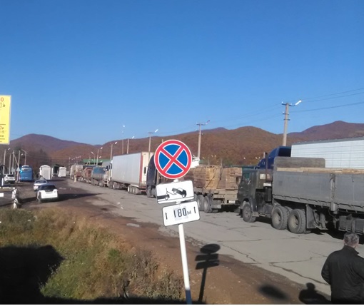 写真　ロシアから中国に輸出される製材などを積んだトラックの列（ロシア・ポグラヌィチヌィ－中国・綏芬河国境、ジェトロ撮影）