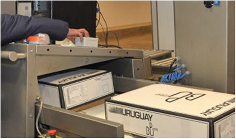 写真　輸出向けウルグアイ産牛肉のパッキング（ウルグアイ外務省）