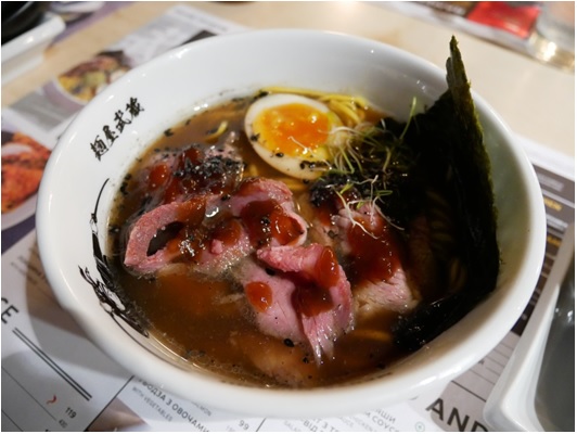 写真　定番メニュー「クラシック」の豚骨ラーメン（ジェトロ撮影）