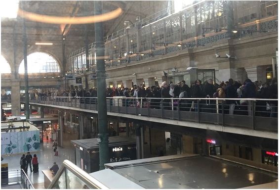 写真　パリ北駅で通関を待つ乗客の列（ジェトロ撮影）