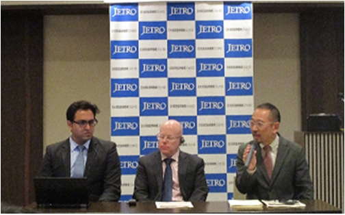 写真　質問に答える講師。左からジャワレ氏、ジョフィ氏、庄所長（ジェトロ撮影）