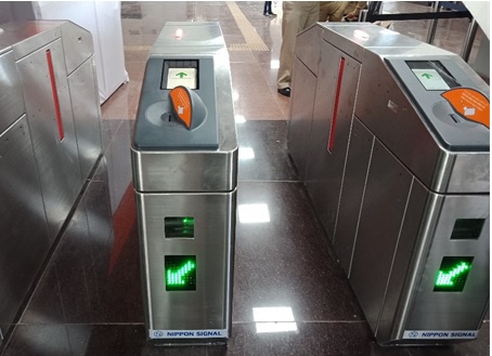 写真　アパレル・パーク駅に設置された改札機（ジェトロ撮影）