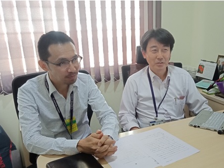 写真　日本信号の石川プロジェクトマネジャー（右）と臼井プロジェクトマネジャー（左）（ジェトロ撮影）