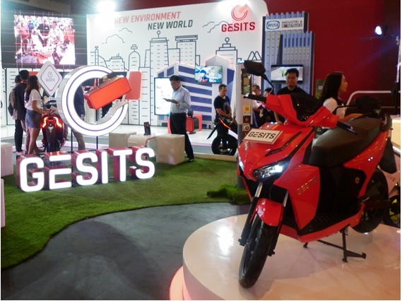 写真　IIMSで予約販売が開始された国産電動バイク「グシッツ」（ジェトロ撮影）