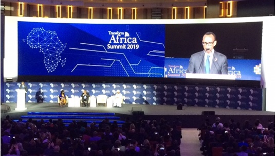 写真　TAS2019でスピーチするカガメ大統領（ジェトロ撮影）