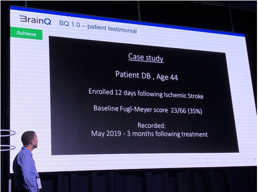 写真　「MIXiii-BIOMED」で臨床試験の様子を発表するドレクスラーCEO（ジェトロ撮影）