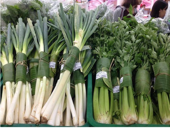 写真　バナナの葉で包んだ野菜（ジェトロ撮影）