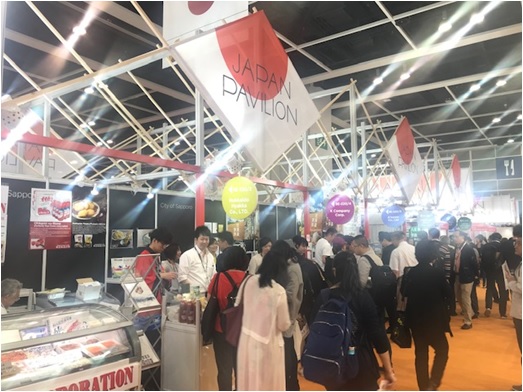 写真　多くのバイヤーでにぎわうジャパンパビリオン（ジェトロ撮影）