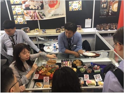 写真　バイヤーに商品説明する出展者の様子（ジェトロ撮影）