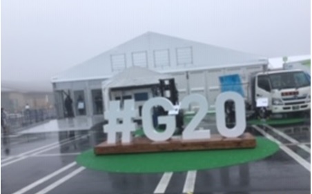 写真　駐車場内に設けられた大型テントの展示会場（ジェトロ撮影）