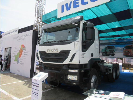 写真　マスターが新たに組立販売する「IVECO」ブランドのトラック（ジェトロ撮影）