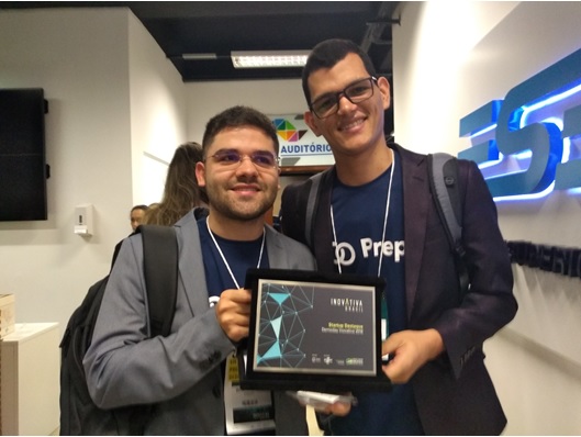 写真　プレッピのブルーノ・フィーリョCEO（左）とハモン・ペレイラ最高技術責任者（CTO）兼共同創始者（ジェトロ撮影）