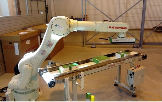 写真　ロボットセンターで展示されている川崎重工業のロボットアーム（ジェトロ撮影）
