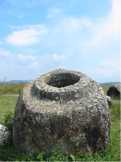 写真　ジャール平原の石壺（ジェトロ撮影）