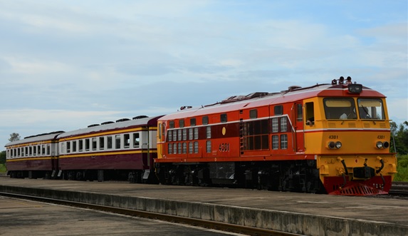 写真　通常はディーゼル機関車に2両の客車と貨車を接続して運行される（ジェトロ撮影）