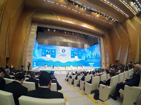 写真　フォーラム会場。ベルディムハメドフ・トルクメニスタン大統領のスピーチ（ジェトロ撮影）