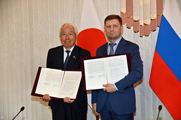 写真　共同声明に署名した井戸知事（左）とフルガル知事（ハバロフスク地方政府提供）