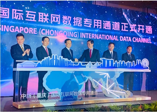 写真　IDCの開設式典で握手を交わす陳・重慶市共産党委書記（左から3人目）とチャン貿易産業相（ジェトロ撮影）