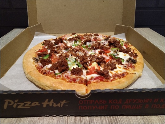 写真　代替肉を用いたピザハットのピザ（ジェトロ撮影）