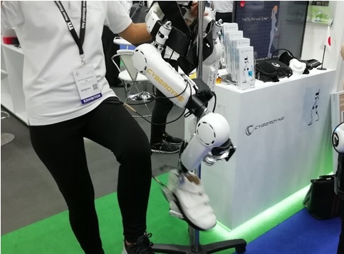 写真　人の動きに合わせて動くロボット（ジェトロ撮影）
