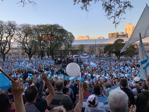 写真　マクリ大統領の選挙キャンペーン（9月28日ブエノスアイレス市内、ジェトロ撮影）