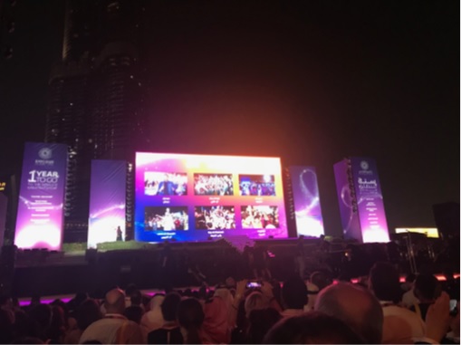 写真　UAE各首長国の会場と中継でつながるドバイ会場のステージ（ジェトロ撮影）