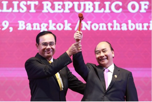 写真　議長国交代式典でのタイ・プラユット首相（左）とベトナム・フック首相（右）（タイ政府ASEAN2019議長年特設ページより）