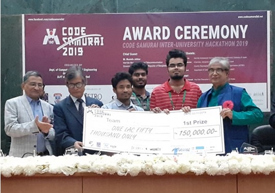 写真　ムスタファジャバル通信相（右端）から賞金を授与されるダッカ大学のチーム（BJIT提供）
