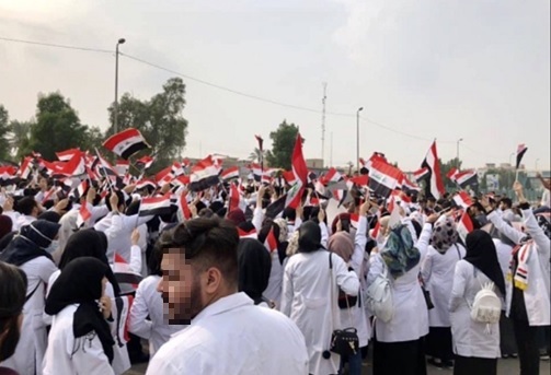 写真　バグダッド市内の主要道路に集まるデモ隊の様子（ジェトロ撮影）