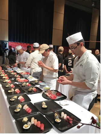 写真　16人の職人が一斉にすしを握る（ジェトロ撮影）