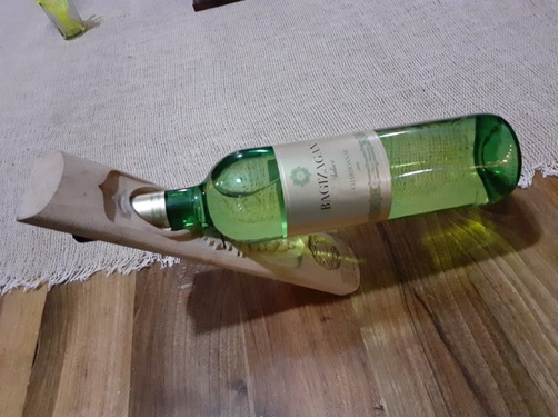 写真　「バギザガン」ブランドの白ワイン（ジェトロ撮影）