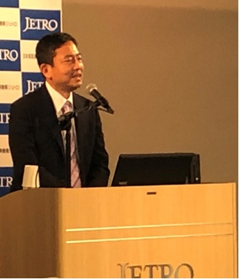 写真　ジェトロ北京事務所の堂ノ上武夫所長による講演の様子（ジェトロ撮影）