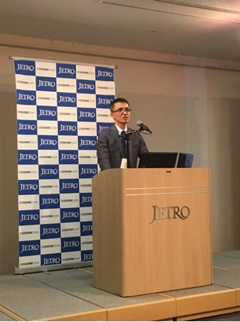 写真　講演するジェトロ・モスクワ事務所の梅津哲也所長（ジェトロ撮影）