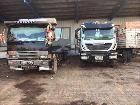 写真　ジブチからエチオピアに向かうトラック（右）（ジェトロ撮影）