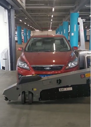 写真　自動駐車システムによる運搬作業（空港側関係者の許可を得てジェトロ撮影）
