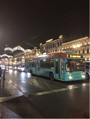 写真　サンクトペテルブルク市内を走るトロリーバス。バス、トロリーバス、路面電車、地下鉄が市民の足（ジェトロ撮影）
